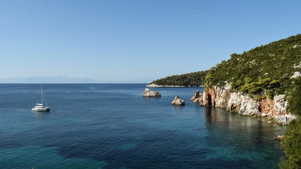 Marmaris'in berrak ve huzurlu koylarından birinde, turkuazdan laciverte dönen denizin üzerinde nazikçe salınan beyaz bir katamaran, yemyeşil çam ağaçlarıyla kaplı kayalık kıyı şeridi ve etrafa dağılmış küçük adacıklarla birlikte Ege'nin büyüleyici doğal güzelliğini sergiliyor.