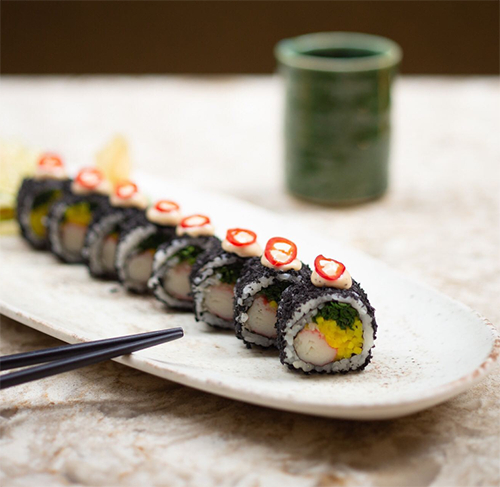 Orōro Sushi Bar Moda’da acı biber dilimleriyle servis edilen suşi tabağı - Moda mekanları rehberi.