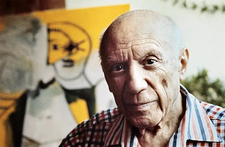 Pablo Picasso’nun son yıllarında, arkasında kendi eserlerinden biriyle birlikte çekilmiş renkli portresi; sanatçının yaşlılık dönemine ait nadir karelerden.