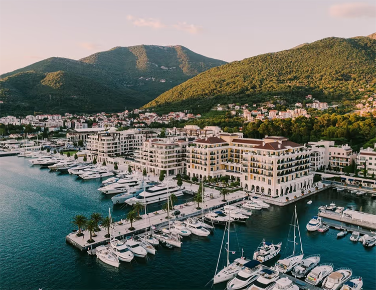 Porto Montenegro marinasının kalbinde konumlanan Regent Porto Montenegro.