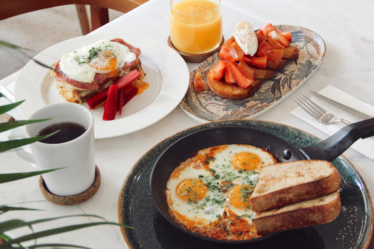 Rafine Moda’da yumurta, tost, French toast ve taze içeceklerden oluşan brunch servisi - Moda mekanları rehberi.