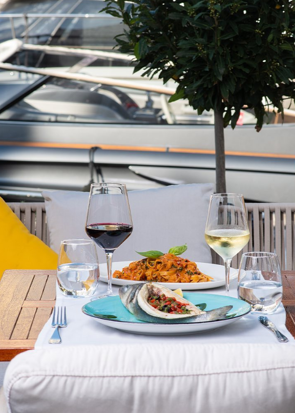 Tivat’ın hareketli akşam atmosferine uyum sağlayan Roberto’s Mare, İtalyan ve Akdeniz mutfağını bir arada sunan enerjik bir restoran.