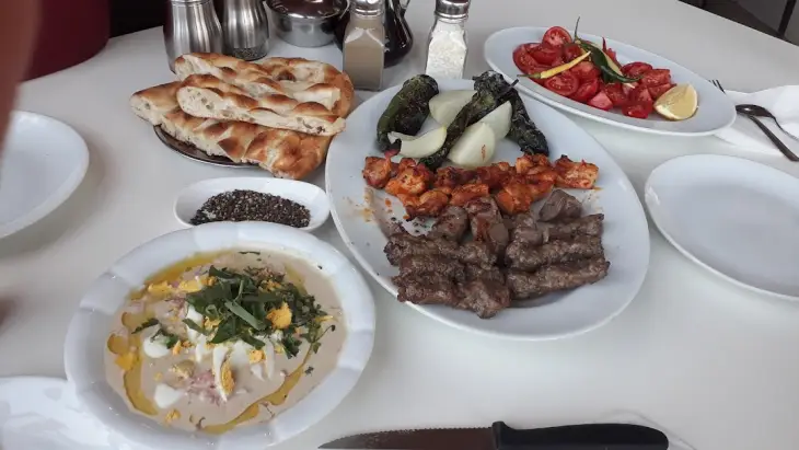 Antalya Volkan Şişçi Kadir’in Yeri: yol üstü kebap ve şiş köfte duraklarının en ünlülerinden. Şiş köfte, tahinli piyaz, közlenmiş sebzeler ve lavaş eşliğinde servis ediliyor.
