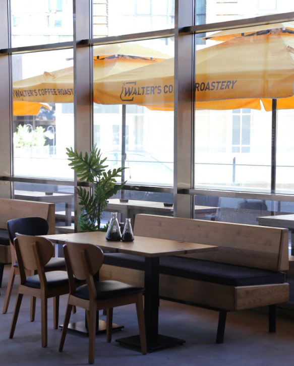 Walter’s Roastery Coffee Moda’nın sarı şemsiyeli geniş dış oturma alanı - Moda mekanları rehberi.