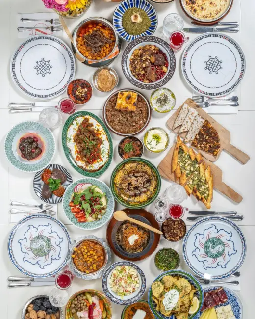 Zennup, Anadolu’dan özenle seçilmiş iftariyelikler, günün çorbası, özel ekmekleri, Türk mutfağının eşsiz tarifleriyle başlangıçlar, 8 çeşit ara sıcak, Anadolu ve Türk mutfağının en kadim tarifleriyle ana yemekler, 6 çeşit tatlı seçenekleriyle bereketli bir iftar menüsü misafirlerini bekliyor.
