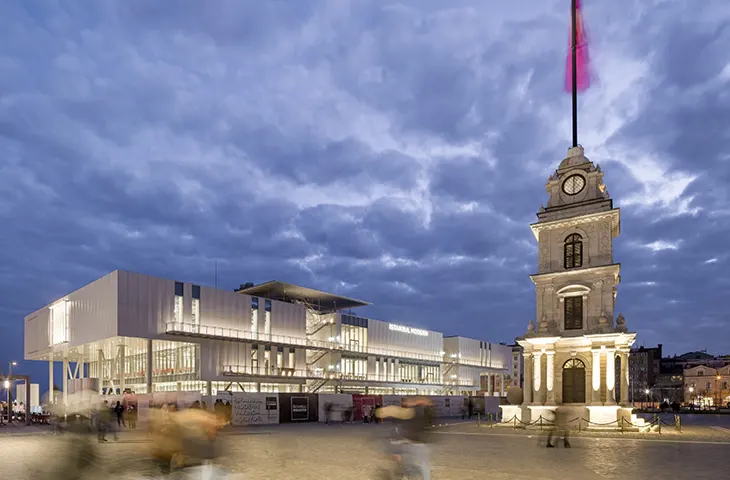 Babalar Günü etkinlikleri için sanat ve kültür rotası sunan İstanbul Modern’in modern mimarisi, Tophane Saat Kulesi ve Karaköy sahilindeki akşam atmosferi görülüyor.