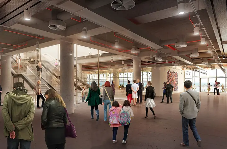 İstanbul Modern’in geniş fuayesinde kolonlar, yürüyen merdivenler ve gezen ziyaretçiler görülüyor.