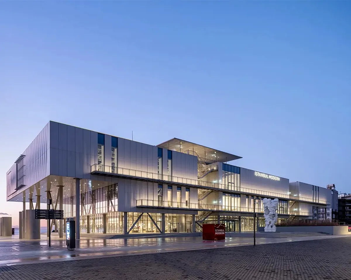 İstanbul Modern Rehberi: Sergiler, Mimari ve Ziyaret Detayları