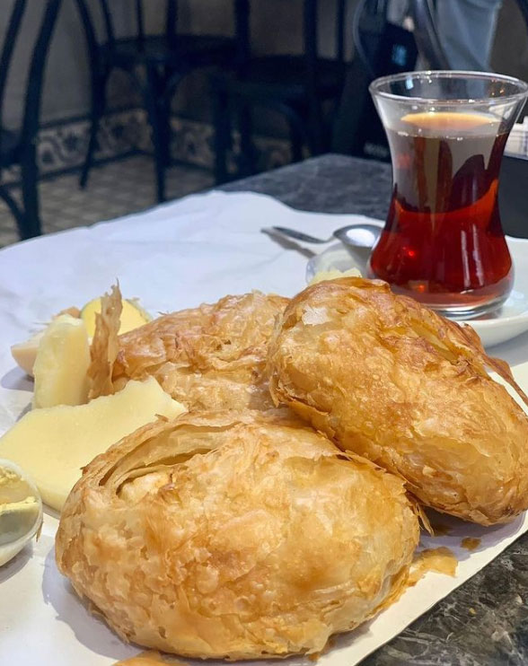 İzmir'de Güne Başlamanın En Lezzetli 19 Yolu: Lokallerin Gizli Kahvaltı Adresleri
