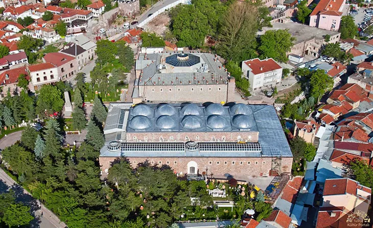 Ankara’daki Anadolu Medeniyetleri Müzesi, tarihi mimarisiyle Türkiye’nin öne çıkan müze ve sanat galerileri arasında