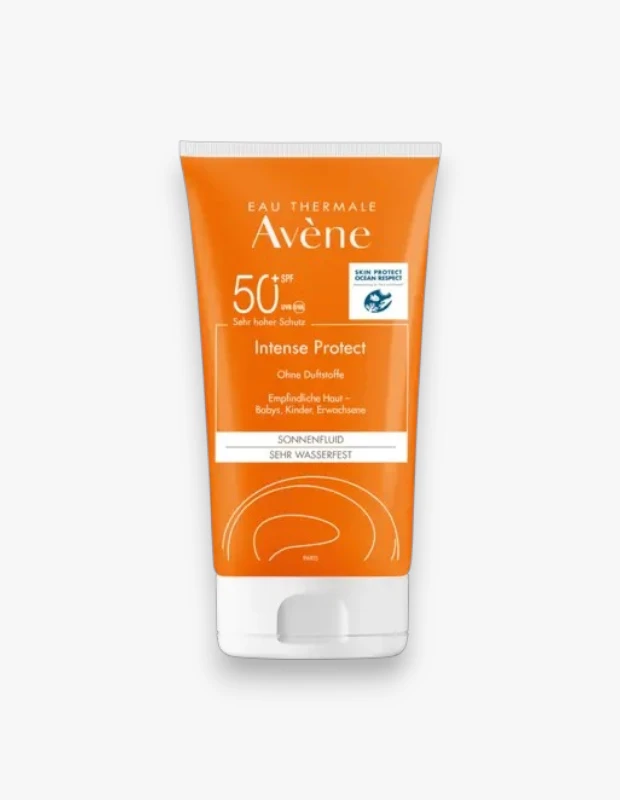 Beyaz bir zeminde dik duran, Eau Thermale Avène Intense Protect SPF 50+ yazılı, bebekler, çocuklar ve hassas ciltli yetişkinler için çok yüksek güneş koruması sağlayan, turuncu renkli ve beyaz kapaklı bir güneş fluidi tüpü.