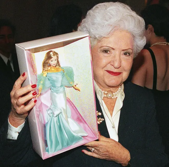 Barbie’nin yaratıcısı Ruth Handler, elinde nostaljik koleksiyon Barbie bebeği tutarken