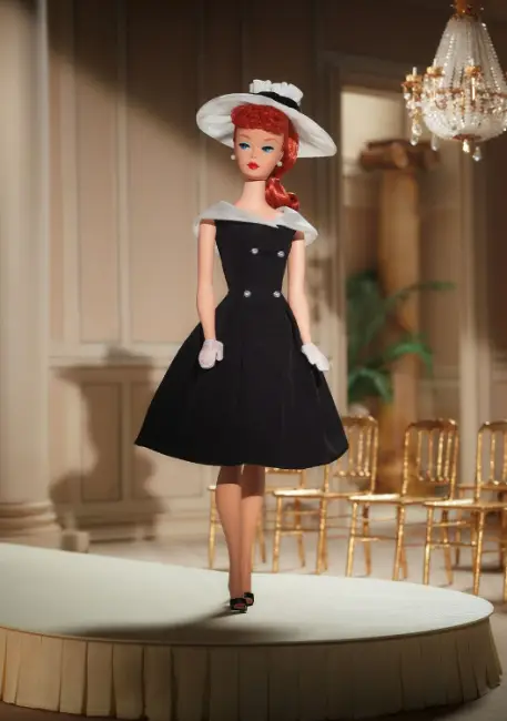 Barbie’nin ilk yıllarındaki siyah elbiseli ve şapkalı klasik versiyonu; 1960’ların moda anlayışıyla podyumda