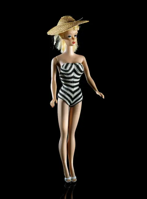 İlk üretilen Barbie bebeğin siyah-beyaz mayolu versiyonu; 1959’daki orijinal tasarım