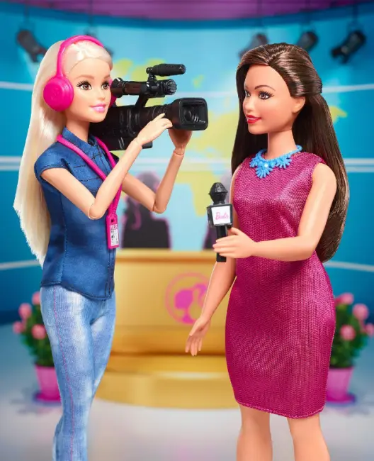 Barbie haber spikeri ve kameraman figürleri; meslek temalı oyuncak serisinin medya versiyonu