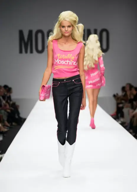 Moschino defilesinde Barbie ilhamlı pembe kostüm giyen model; moda dünyasında Barbie etkisi