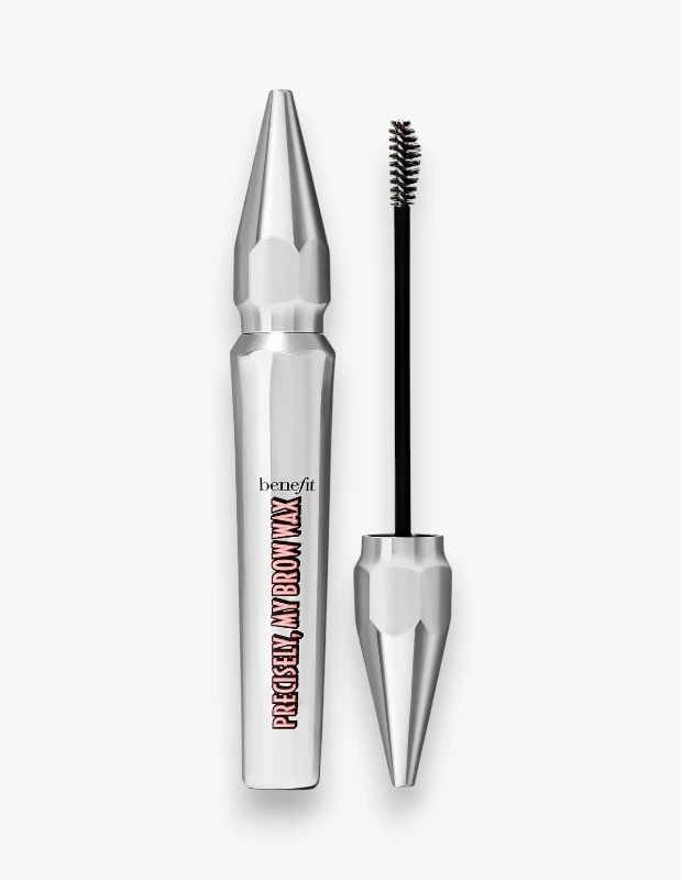Benefit Cosmetics Precisely, My Brow Wax ürünü, beyaz bir zeminde sergileniyor; gümüş rengi, sivri uçlu tüpün yanında, kaşları kusursuzca şekillendirmek ve sabitlemek için tasarlanmış siyah kıllı aplikatör fırçası dışarıda, kullanıma hazır bir şekilde duruyor.