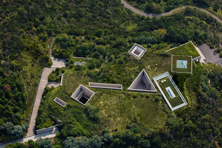 Japonya’daki Chichu Sanat Müzesi, doğayla bütünleşen minimal mimarisiyle dikkat çeken müze ve sanat galerilerinden