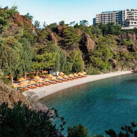 Marka Adı: D-Maris Bay
Ürün Adı: D-Maris Bay Hotel
Ürün Cinsiyeti: Belirtilmemiş
Ürün Tipi: Lüks Otel
Ürün Sezonsallığı: Tüm Sezonlar
Ürün Çeşidi: Konaklama Tesisi
Ürün Özellikleri: D-Maris Bay Hotel, Marmaris’in çam ormanlarıyla kaplı tepelerinde konumlanmış, doğayla iç içe lüks bir tatil deneyimi sunan modern bir tesistir. Ferah ve etkileyici manzaralara sahip odalarıyla dikkat çeken otel, konuklarına özel mavi bayraklı bir plaj sunar. Plaj, sıra halinde dizilmiş turuncu şezlonglar ve aynı renk şemsiyelerle donatılmış olup berrak turkuaz denize sahiptir. Tesis bünyesinde spa ve spor olanakları, iki yüzme havuzu, tenis kortları, seçkin restoranlar, barlar ve butikler bulunur.
Öne Çıkan Detaylar:
- Mavi bayraklı özel plajı ve berrak turkuaz denizi
- Çam ormanları içinde, doğayla lüksü buluşturan benzersiz konum
- Kapsamlı spa, spor, havuz ve gurme yeme içme olanakları
Kimler Kullanıyor?: Sakinliği, zarafeti ve konforu bir arada arayan, doğayla iç içe lüks bir tatil deneyimi beklentisi olan bireyler ve aileler için idealdir. Üst düzey hizmet kalitesine önem veren, dinlenirken aynı zamanda çeşitli ayrıcalıklı olanaklardan faydalanmak isteyen tatilciler bu otelde unutulmaz anlar yaşayabilir.