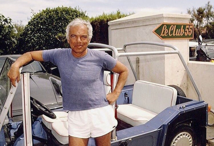 Fransız Rivierası'nın ikonik plaj kulüplerinden Le Club 55'in yön tabelasının hemen altında, tarzıyla dikkat çeken Ralph Lauren, mavi bir plaj aracına yaslanmış, açık mavi tişörtü ve beyaz şortuyla sıcak havada rahat bir anın tadını çıkarırken kameraya gülümsüyor.