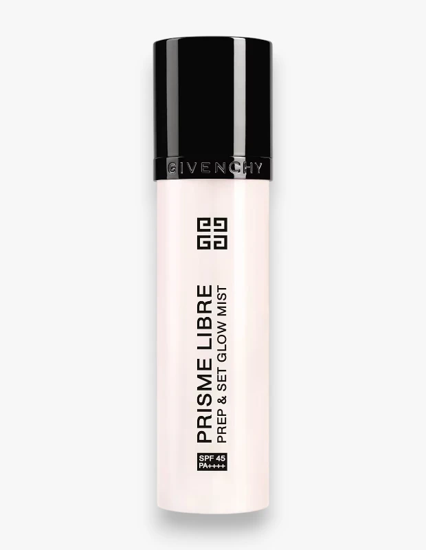 Givenchy markasının Prisme Libre Prep & Set Glow Mist adlı makyaj bazı ve sabitleme spreyi, açık bej renkli şişesinde, siyah parlak kapağı ve üzerinde SPF 45 PA++++ koruma faktörü bilgisiyle beyaz bir zeminde dikey olarak konumlandırılmış.