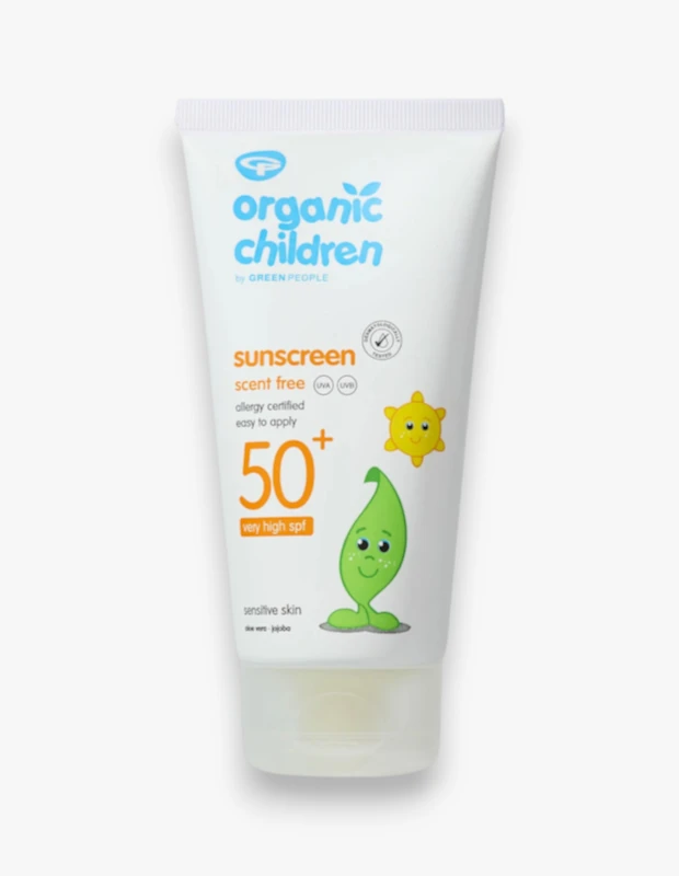 Beyaz zemin üzerinde duran, Green People'ın Organic Children markalı, çocuklar için geliştirilmiş, kokusuz ve alerji sertifikalı, çok yüksek 50+ SPF korumalı bir güneş kremi tüpü; üzerinde gülen yeşil bir bezelye karakteri ve sarı bir yıldız figürü bulunuyor.