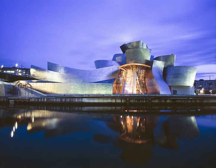 Frank Gehry imzalı Guggenheim Bilbao’nun titanyum kaplı ikonik müze mimarisi
