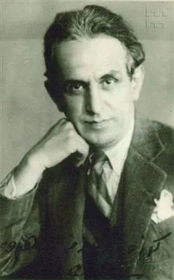 Türk resminin önemli isimlerinden ressam İbrahim Çallı'nın, düşünceli bakışlarla doğrudan kameraya döndüğü, takım elbiseli ve çizgili kravatlı şık kıyafetiyle sol elini çenesinin altına yaslayarak poz verdiği, dönemin karakteristik sepya tonlu bir portre fotoğrafı.