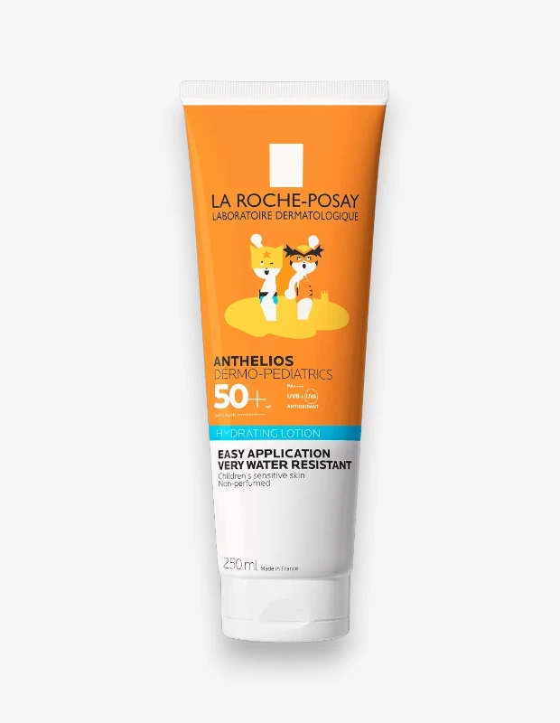 Dikey duran, üst bölümü turuncu ve alt bölümü beyaz olan La Roche-Posay Anthelios Dermo-Pediatrics SPF 50+ nemlendirici çocuk güneş kremi tüpünde, turuncu kısımda süper kahraman kostümlü iki sevimli çizgi hayvan figürü görülüyor; ürünün 250 ml hacminde, hassas çocuk ciltleri için çok suya dayanıklı ve kokusuz olduğu belirtilmiştir.