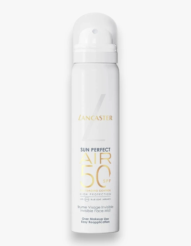 Beyaz renkli, ince ve uzun aerosol şişesinin üzerinde altın rengi LANCASTER SUN PERFECT AIR 50 SPF yazısı, UVA, UVB, mavi ışık ve kızılötesi koruma sağladığını belirten ibareler ve makyaj üzerine kolayca uygulanabilen, görünmez bir yüz spreyi olduğu bilgisiyle, yüksek güneş koruması sunan bir ürün gösteriliyor.
