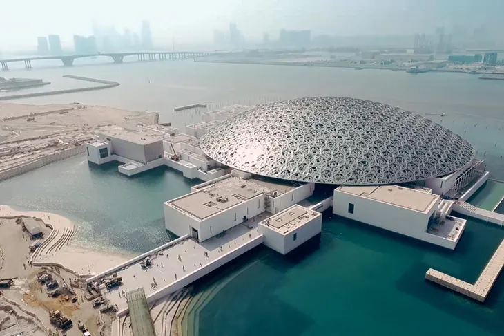 Louvre Abu Dhabi’nin su üzerinde yükselen kubbe mimarisi ve ışık oyunları