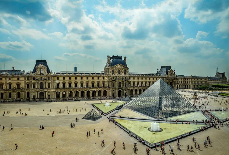 Paris’teki Louvre Müzesi, tarihi saray yapısı ve cam piramidiyle dünyanın en bilinen müze ve sanat galerilerinden