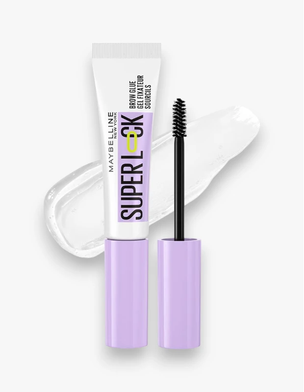 Beyaz arka plan üzerinde, mor detaylı beyaz Maybelline Super Lock Kaş Sabitleyici tüpü ve yanında fırçalı aplikatörü ile şeffaf jel formülünün yayıldığı bir görsel, ürünün kaşları uzun süre sabitleme özelliğiyle doğal bir görünüm vaat ettiğini gösteriyor.