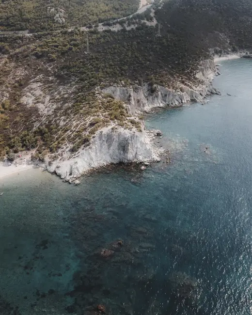 Ege'nin sevilen rotası Foça'daki Mersinaki Koyu'nun kuşbakışı görüntüsü, turkuazdan koyu maviye değişen berrak sularıyla beyaz kayalıkları, yeşil bitki örtüsü ve küçük kumsalıyla doğal güzellikleri gözler önüne seriyor.