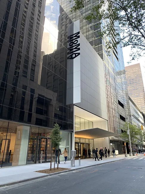 New York’taki MoMA’nın modern ve minimalist sanat galerisi tasarımı
