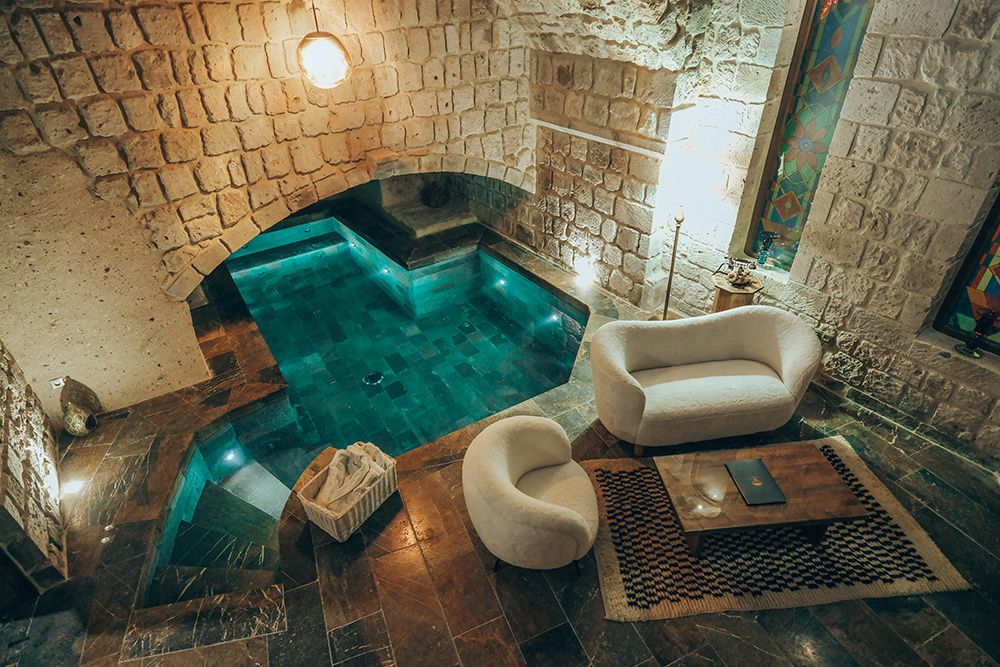 Tarihi taş duvarların arasında yer alan Museum Hotel’in özel iç mekân havuzu ve oturma alanı.