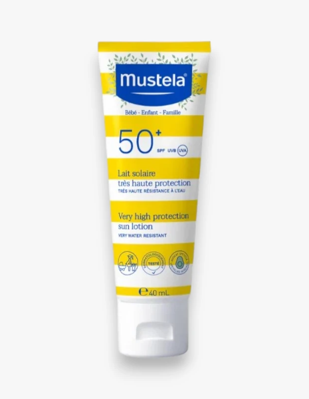 Beyaz ve sarı çizgili, üst kısmında yeşil yaprak desenleri olan Mustela SPF 50+ çok yüksek koruma özellikli ve suya dayanıklı güneş losyonu, bebekler, çocuklar ve aileler için 40 ml'lik tüp ambalajında dikey olarak sergileniyor.