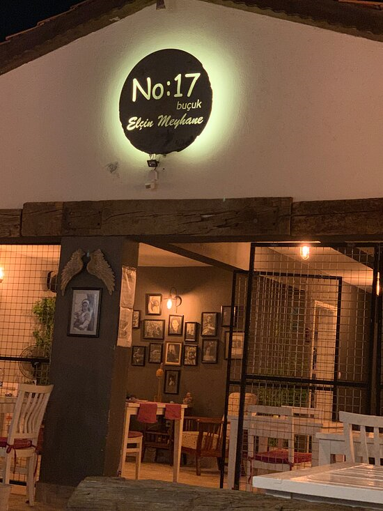 Binanın cephesinde No:17 buçuk Elçin Meyhane yazan parlak yuvarlak tabelanın dikkat çektiği, ahşap kirişler ve metal ızgaralarla çevrili girişinden içerideki sıcak ışıklarla aydınlatılmış masaların ve duvarda asılı çok sayıda çerçeveli resmin görüldüğü, akşam saatlerinde samimi bir meyhane atmosferi.