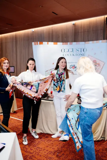 Sanatçı Sedat Girgin'in OGGUSTO Çocuk Fonu İçin Tasarladığı Eşarplar Satışta