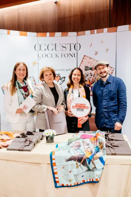 Sanatçı Sedat Girgin'in OGGUSTO Çocuk Fonu İçin Tasarladığı Eşarplar Satışta