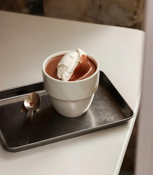 Üzerinde bembeyaz bir krema topu ve yanında metal kaşığıyla metal tepside sunulan, koyu ve yoğun kıvamlı sıcak çikolata, Paris'in En İyi Restoranları yazısında öne çıkarılan kaçırılmaması gereken lezzetlerden biridir.
