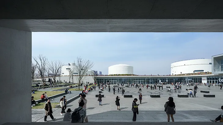 Çin’deki Tank Shanghai’ın endüstriyel dönüşüm projesiyle dikkat çeken çağdaş sanat galerisi yapısı