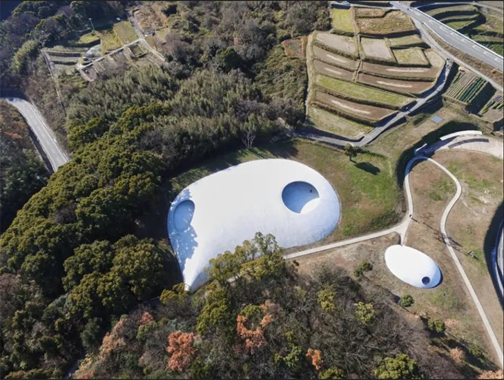 Japonya’daki Teshima Sanat Müzesi’nin doğayla bütünleşen organik mimari tasarımı