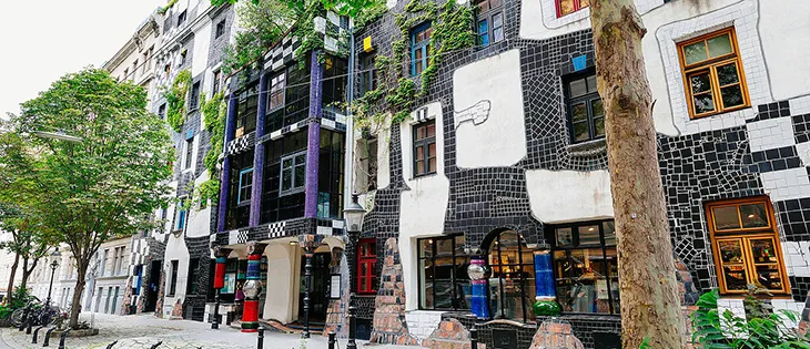 Viyana’daki Hundertwasser Müzesi’nin renkli ve sıra dışı sanat galerisi mimarisi