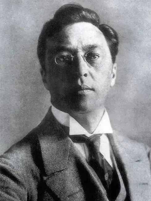 1923 yılına ait siyah beyaz portre fotoğrafında, yuvarlak gözlüklü, takım elbiseli ve kravatlı Wassily Kandinsky, soyut sanatın öncüsü ve renklerle düşünen bir sanatçı olarak düşünceli bir ifadeyle objektife bakıyor.