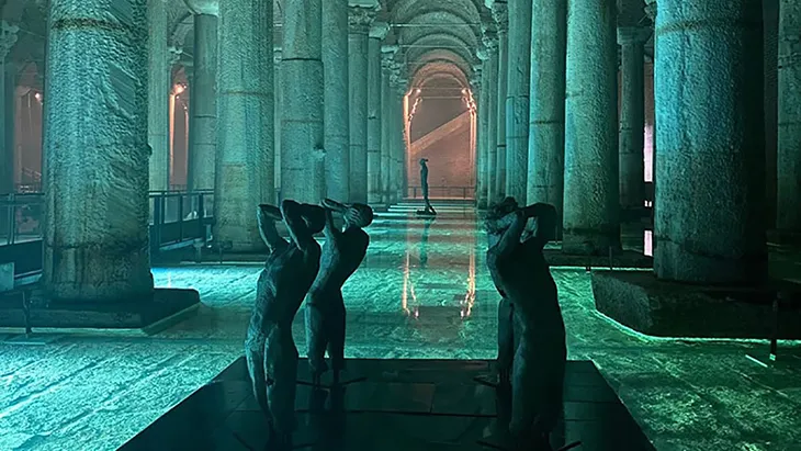 İstanbul’daki Yerebatan Sarnıcı’nın sütunlu tarihi yapısı ve atmosferik iç mekân tasarımı