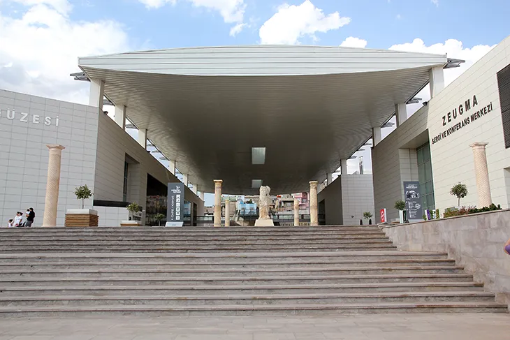 Gaziantep’teki Zeugma Mozaik Müzesi’nin modern mimarisi ve anıtsal giriş tasarımı