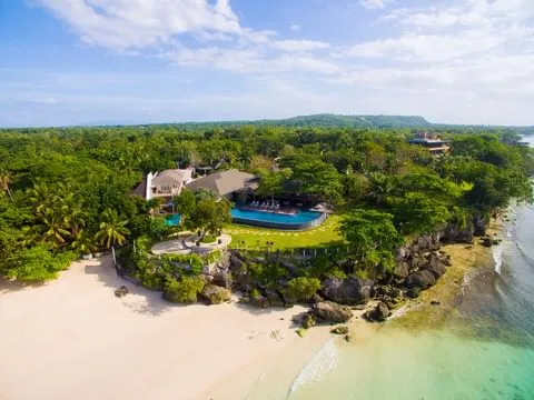 Bohol Denizi'nin berrak turkuaz sularına nazır, yemyeşil tropik ağaçlarla çevrili bir yamaçta yer alan, bembeyaz kumlu bir plaj ve sonsuzluk havuzuyla dikkat çeken bu lüks beş yıldızlı resort, çiftler için unutulmaz bir balayı rotası sunuyor; en güzel balayı rotaları için ilham veren bir kare.
