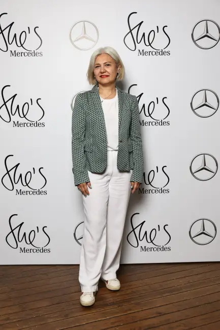 Deprem Bölgesi Destekçileri, She's Mercedes