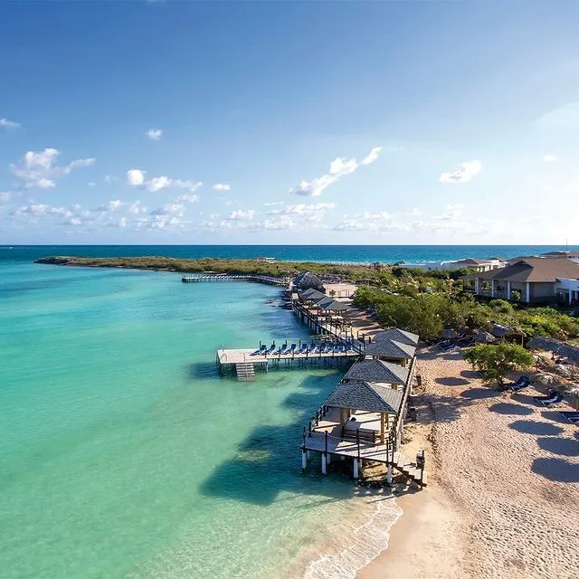 Iberostar Selection Varadero'da, bembeyaz kumlarla kaplı, turkuaz renkteki berrak denize doğru uzanan, üzerinde ahşap çatılı dinlenme alanları ve şezlonglar bulunan uzun iskelelerin yer aldığı bu lüks balayı oteli, hayallerinizdeki romantik kaçamağı sunuyor.